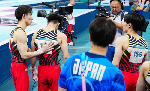 体操男子団体決勝、最終種目の鉄棒の演技を前に仲間たちに背中をたたくよう促す橋本（左から2人目）（撮影・垰建太）