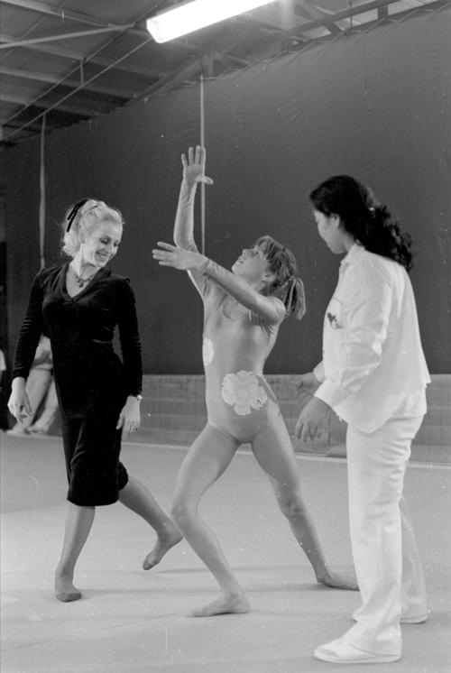 来日して娘ラトカを指導するベラ・チャスラフスカ（左）（1980年10月撮影）