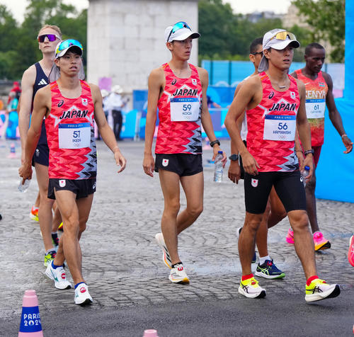 スタート位置に向かう競歩男子日本代表の選手たち。左から池田、古賀、浜西（撮影・江口和貴）