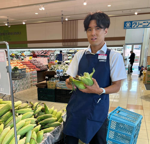 埼玉・草加市内のスーパーベルクスでトウモロコシの品出しをする陸上男子競歩の濱西（サンベルクス提供）