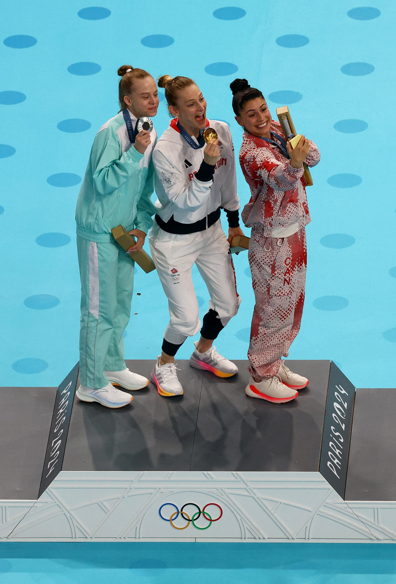 トランポリン女子決勝で銀メダルのビヤレタ・バルジロウスカヤ（左）