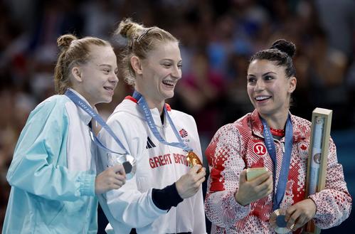 トランポリン女子決勝で銀メダルのビヤレタ・バルジロウスカヤ（左）