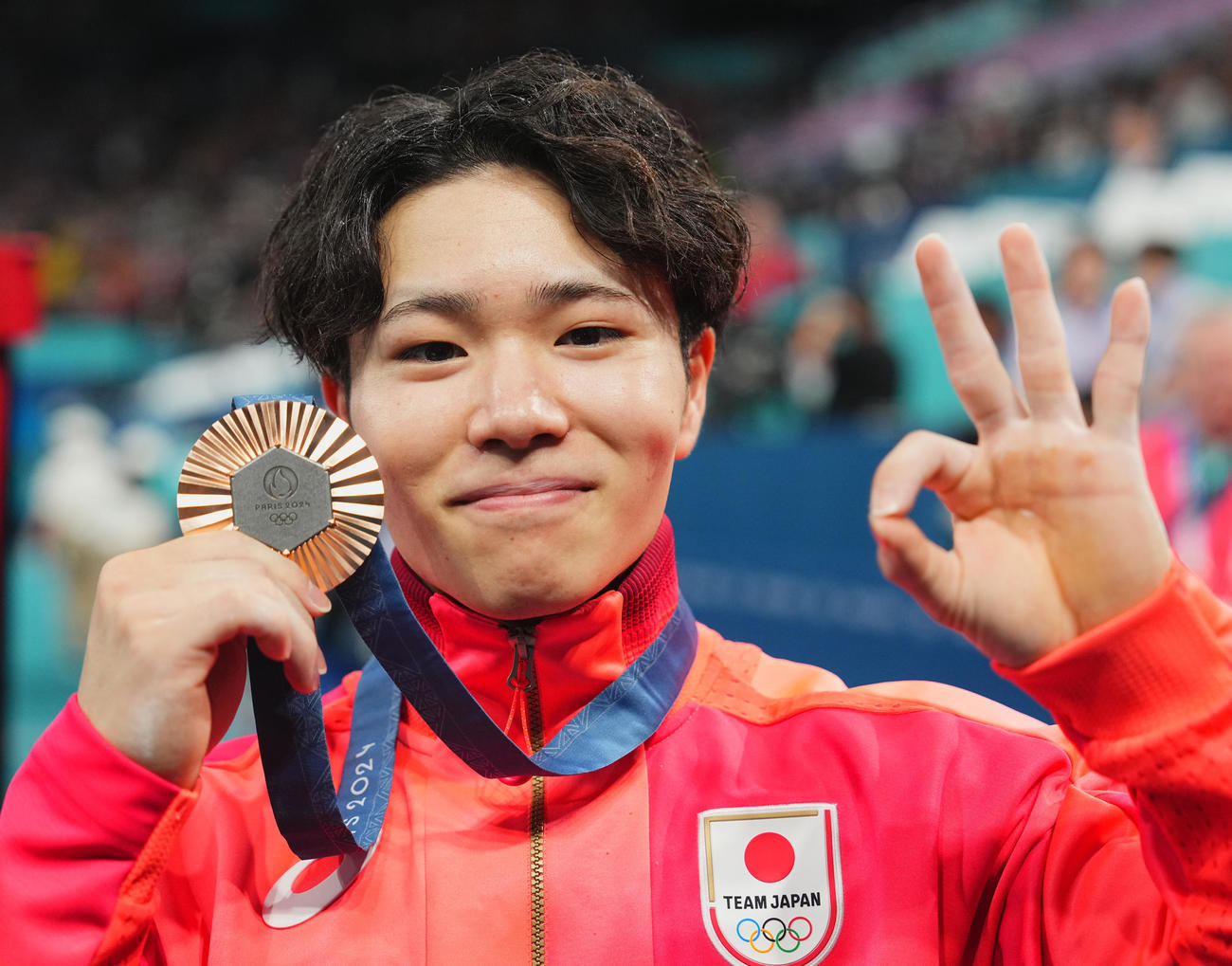 体操男子種目別決勝、平行棒で自身3つ目のメダルとなる銅メダルを手に指を3本立てる岡（撮影・垰建太）