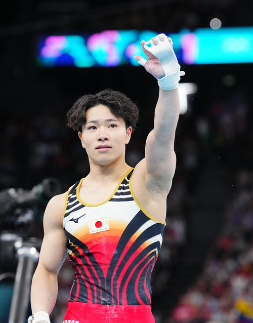 体操男子種目別決勝、鉄棒の演技を終えスタンドに応える岡（撮影・垰建太）