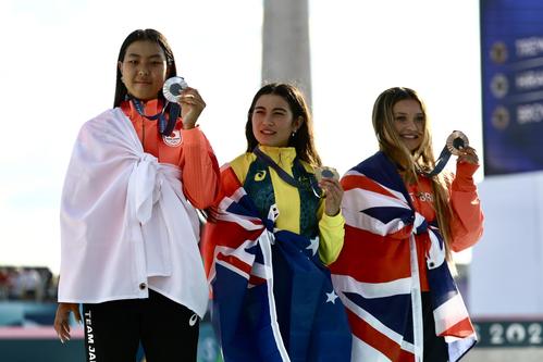 女子パーク決勝 表彰式を終え記念撮影する、左から銀の開、金のアリサ・トルー、銅のスカイ・ブラウン(撮影・河田真司)