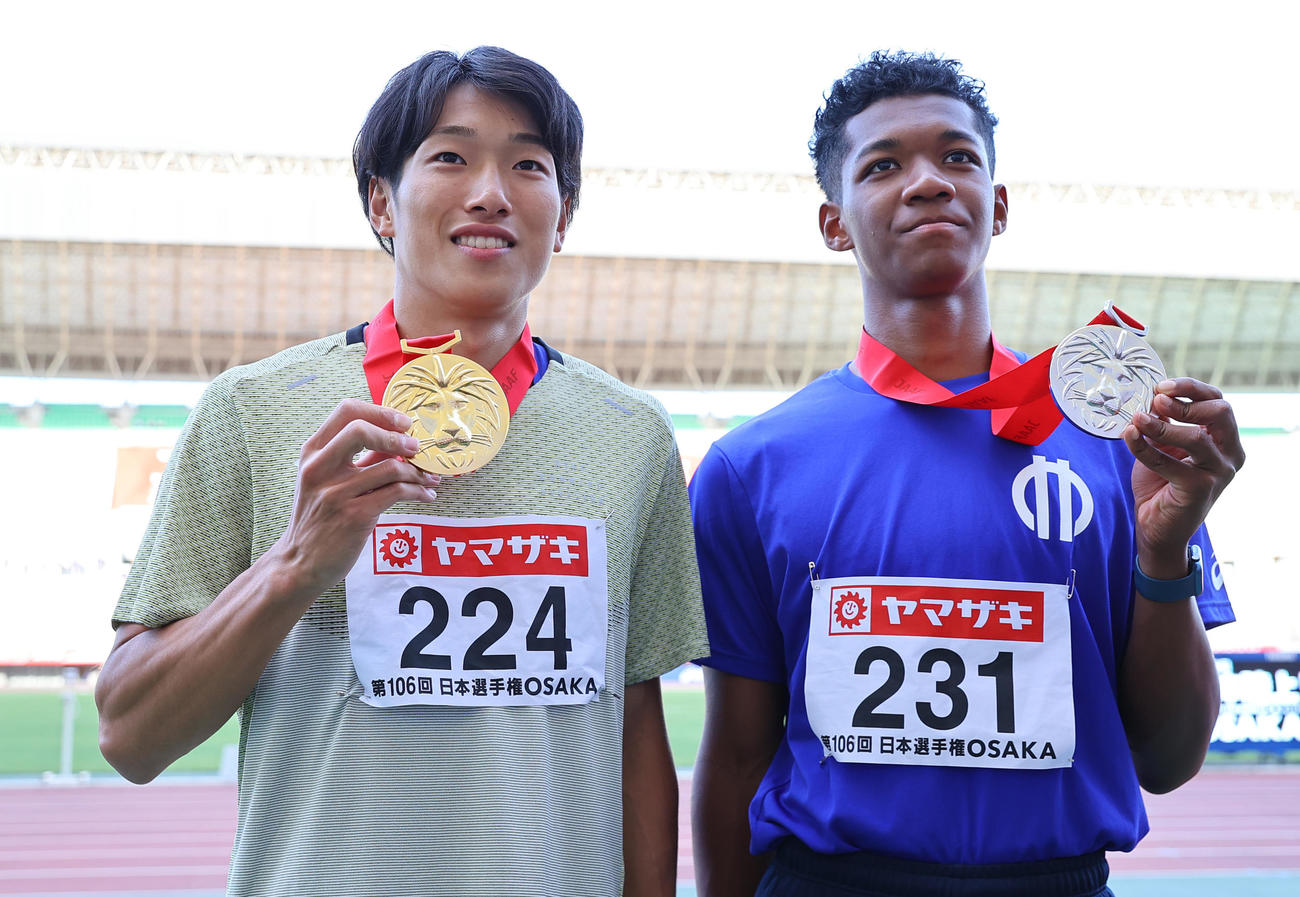 2022年6月、陸上日本選手権兼世界選手権代表選考会　男子110メートル障害の表彰でメダルを手に写真に納まる泉谷（左）と村竹