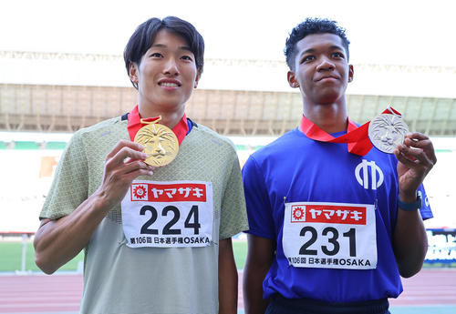 2022年6月、陸上日本選手権兼世界選手権代表選考会 男子110メートル障害の表彰でメダルを手に写真に納まる泉谷(左)と村竹