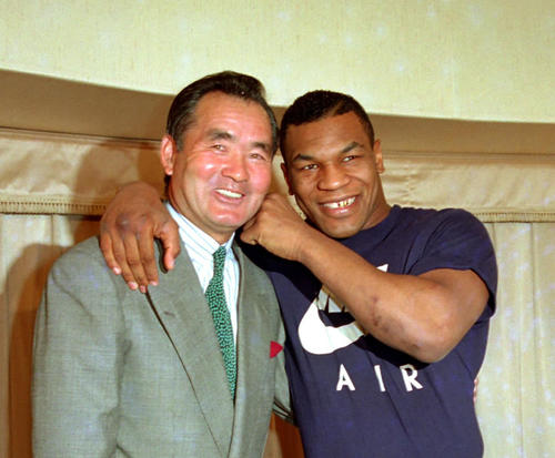 対談を行い、笑顔でポーズをとる長嶋茂雄氏（左）とマイク・タイソン（1990年1月撮影）