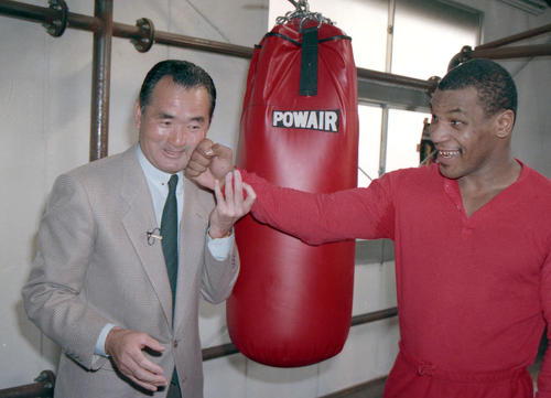マイク・タイソン（右）と記念撮影する長嶋茂雄（1988年3月撮影）