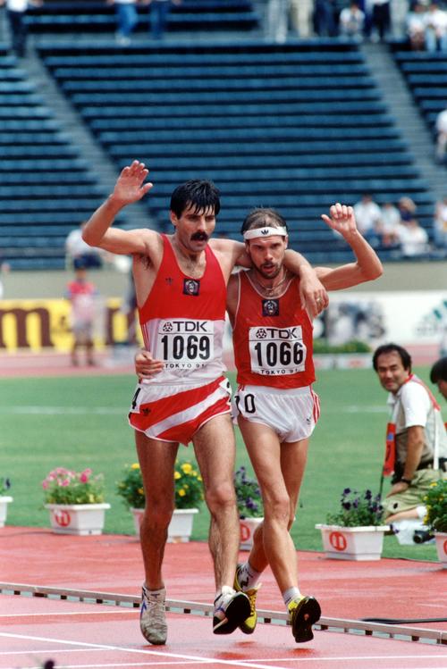 第3回世界陸上　男子50キロ競歩決勝　「ここまで来て1位も2位もない」と肩を組んでゴールインしたアレキサンダー・ポタショフ（左）とアンドレ・ペルロフ（1991年8月31日撮影）