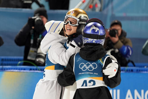 女子個人ノーマルヒル決勝で銅メダルの丸山希（中央）は伊藤有希（左）高梨沙羅と歓喜のハグ（撮影・パオロ　ヌッチ）
