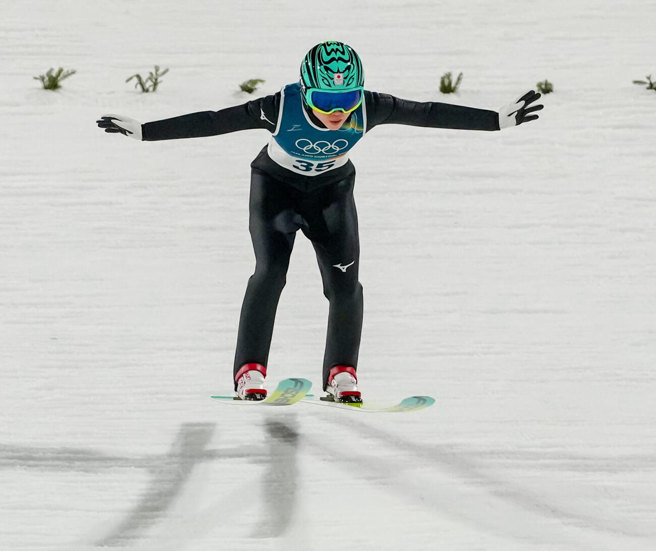女子個人ラージヒル　1回目の飛躍で8位の伊藤有希（AP）