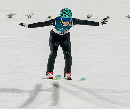 女子個人ラージヒル 1回目の飛躍で8位の伊藤有希(AP)