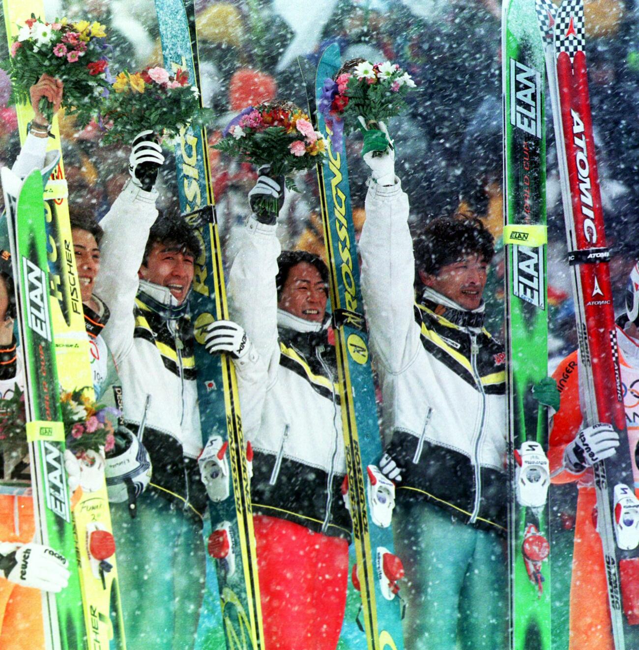 長野五輪ジャンプ団体で金メダルを獲得しフラワーセレモニーで笑顔をみせる日本の（左から）船木和喜、原田雅彦、岡部孝信、斎藤浩哉（1998年2月撮影）