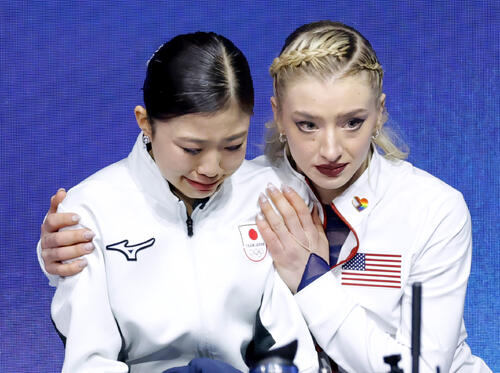 女子フリーの順位確定を待つ間、アンバー・グレン（右）に肩を抱かれる千葉百音（共同）