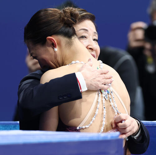 女子フリーの演技を終え涙する坂本（手前）を抱きしめる中野コーチ（撮影・前田充）