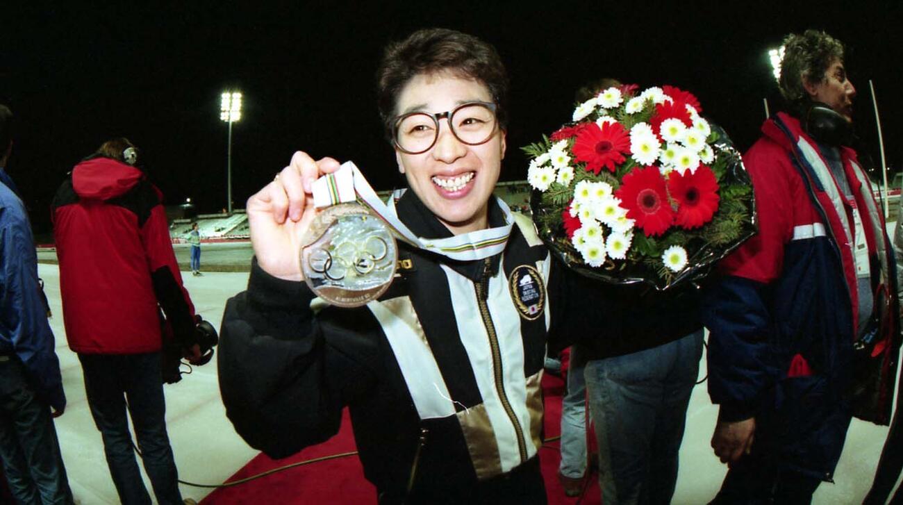 アルベールビル五輪の女子1500メートルで銅メダルを獲得し、笑顔を見せる橋本聖子（1992年2月）