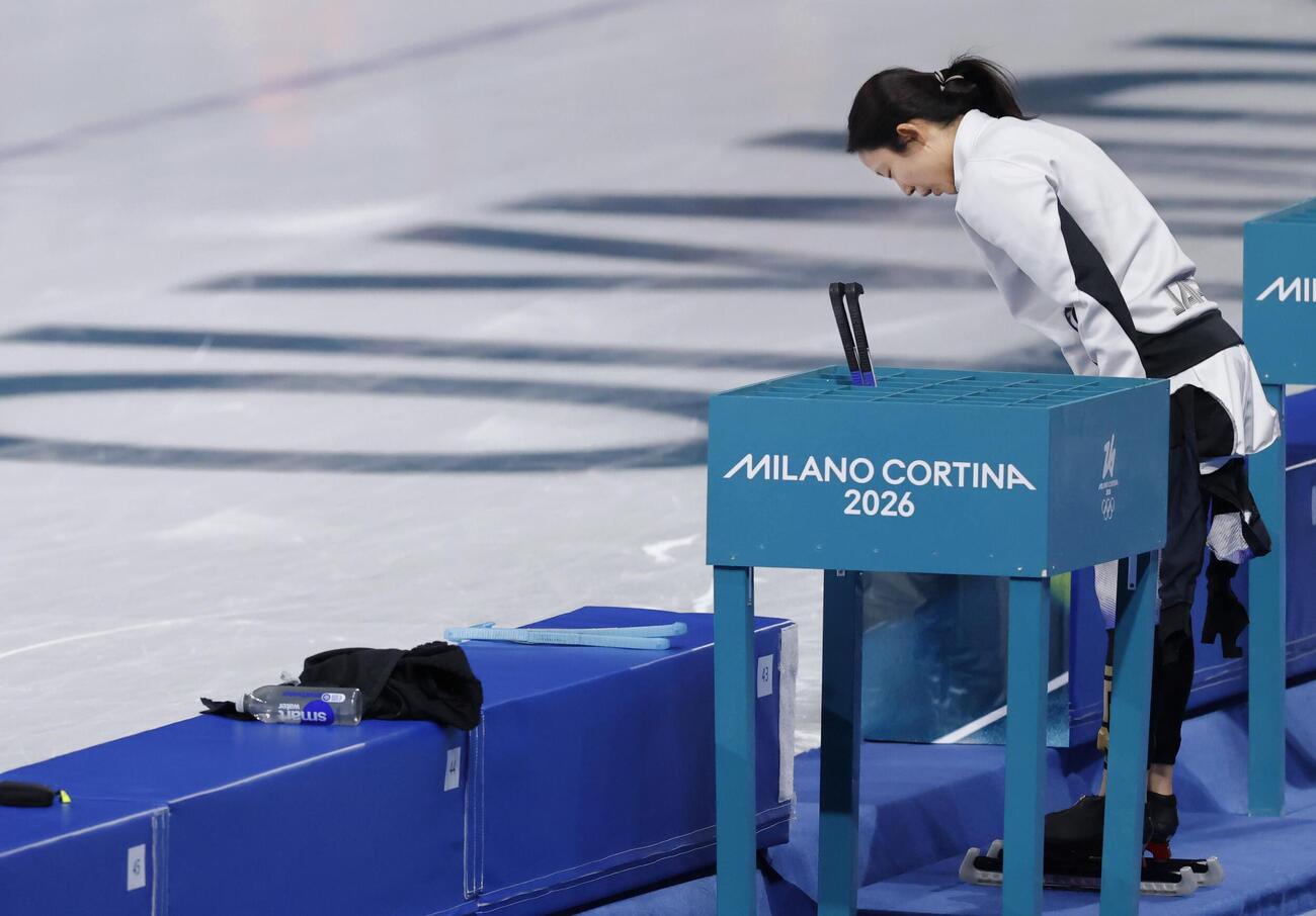 女子1500メートルのレースを終え、リンクに一礼する高木美帆。6位だった＝ミラノ（共同）