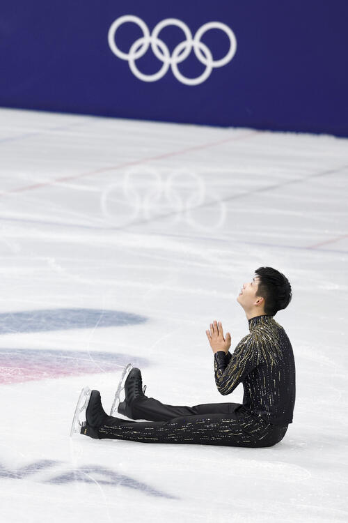 男子フリーの演技を終え、手を合わせる李宇翔（共同）