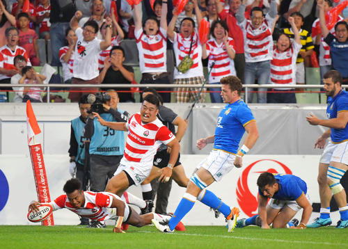 後半４０分、右端に飛び込みトライを決めるラグビー日本代表ＦＢ松島幸太朗（撮影・上田博志）