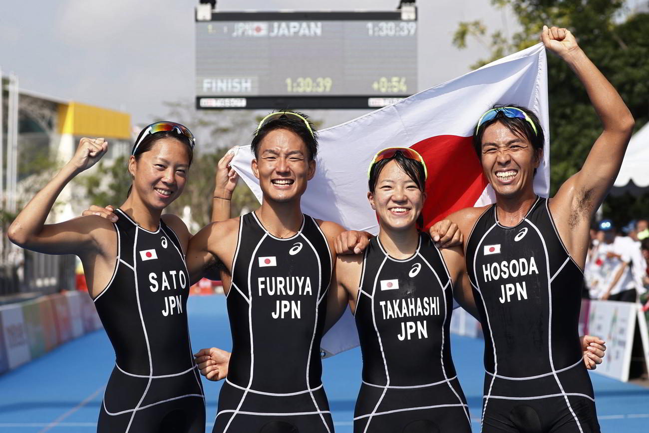 2018年アジア大会の混合リレーで優勝した日本チーム（ロイター）