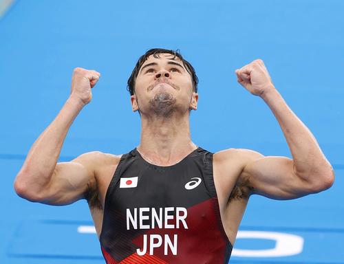 男子で日本勢最高の14位となり、ガッツポーズするニナー賢治（共同）