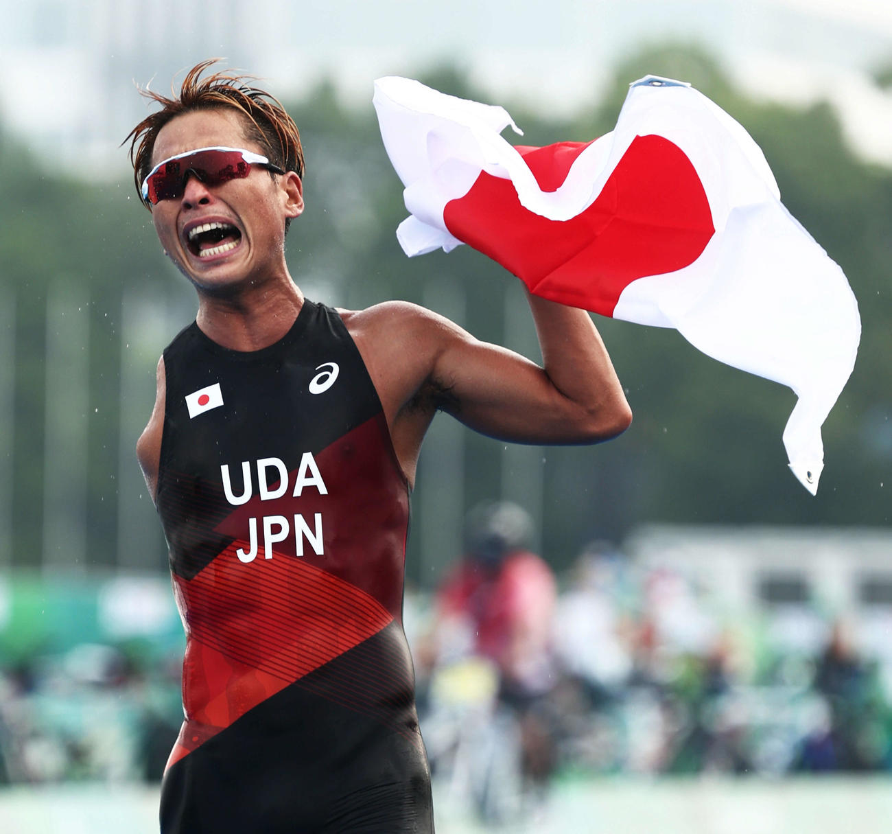 2位でフィニッシュし銀メダルを決める宇田は、日の丸を手に雄たけびを上げる（撮影・河田真司）