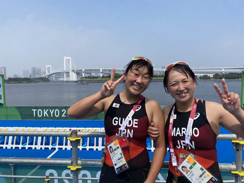 東京パラリンピックのパラトライアスロンで円尾敦子選手（右）のガイドを務めた菊池日出子さん