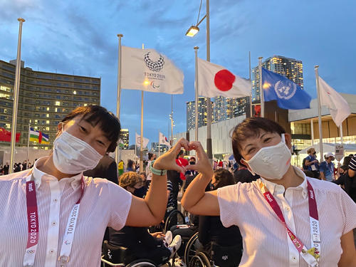 東京パラリンピック開会式前の菊池さん（左）と円尾選手