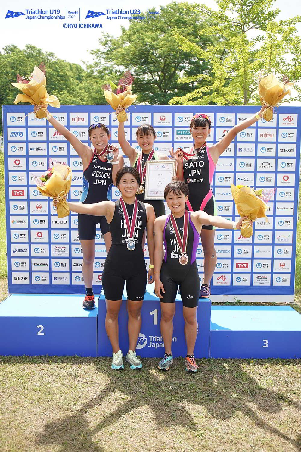 表彰台に上がった女子選手