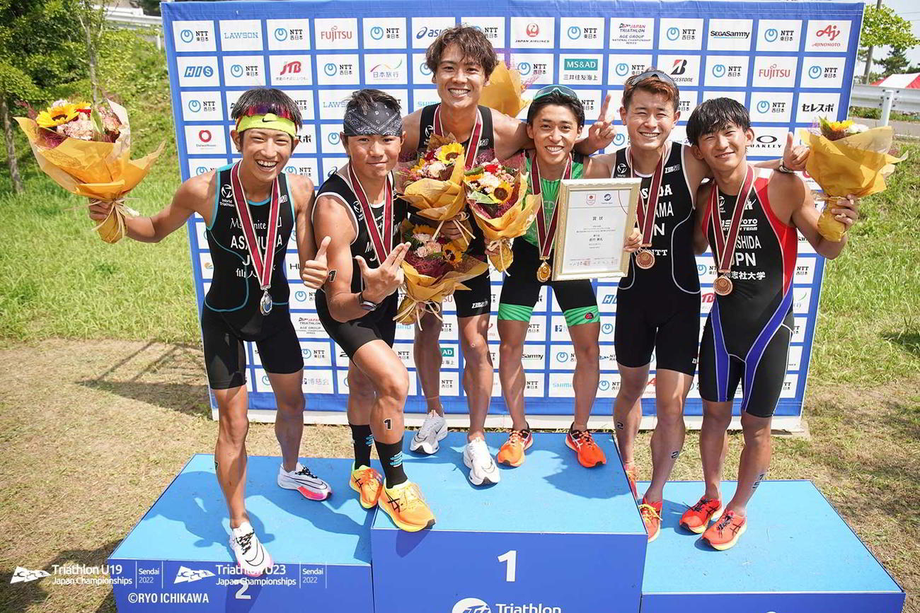 表彰台に上がった男子選手