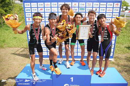 表彰台に上がった男子選手