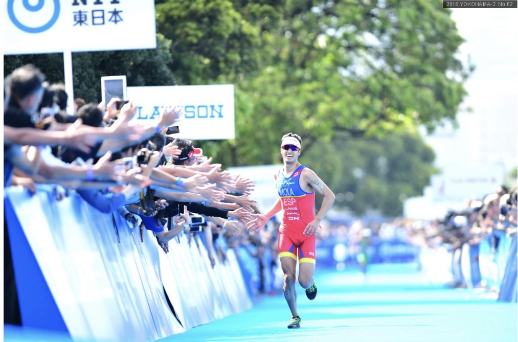 日本でも人気のマリオ・モラ選手（スペイン）。多くのファンがハイタッチで祝福