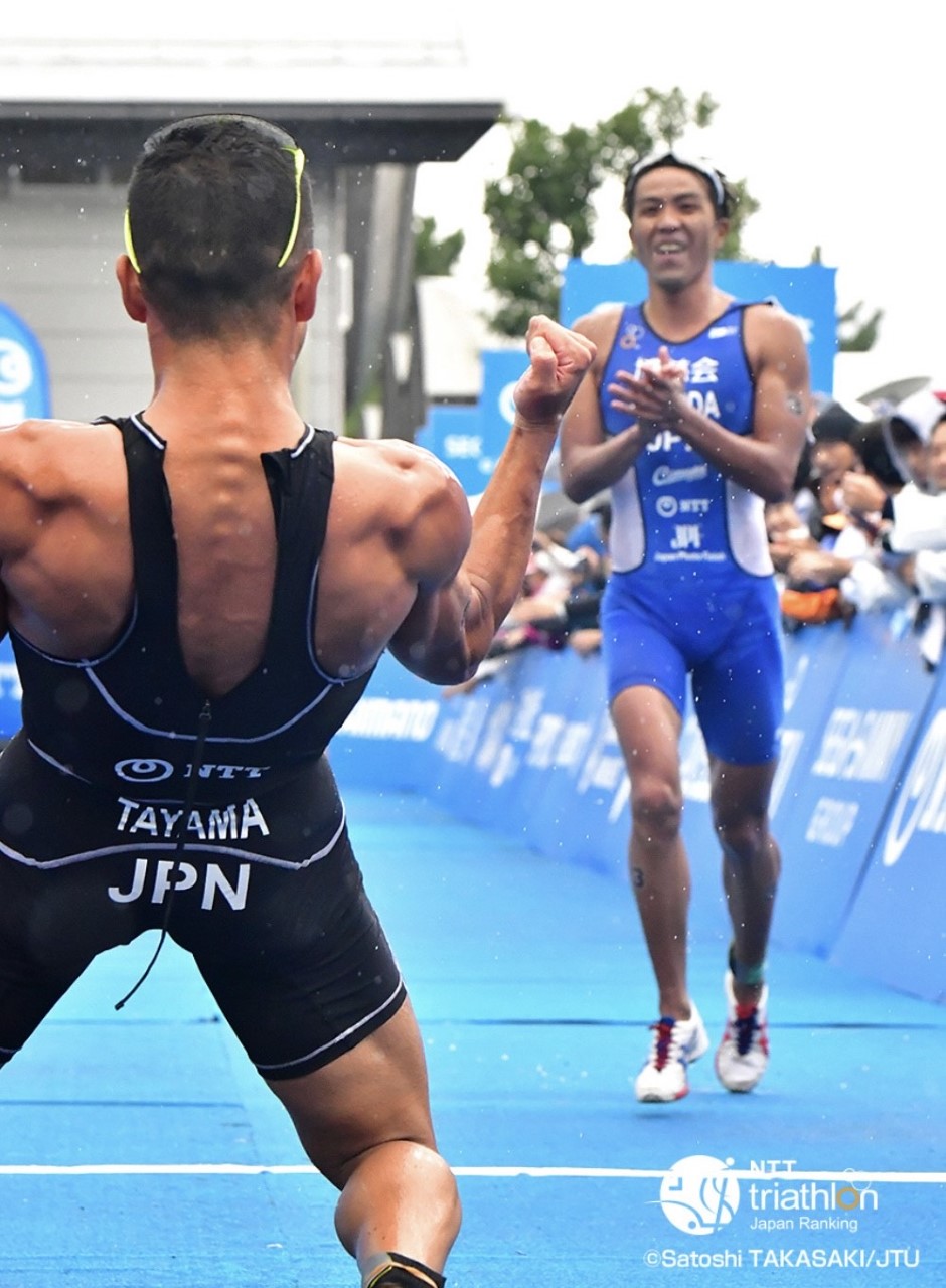 尊敬し合う仲間を迎えるシーン