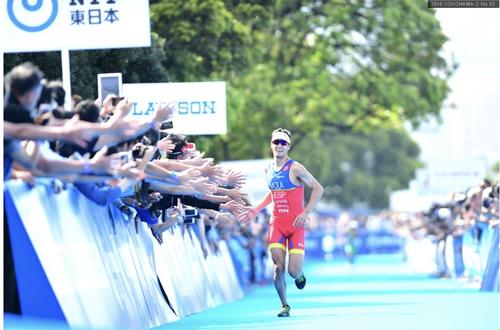 日本でも人気のマリオ・モラ選手(スペイン)。多くのファンがハイタッチで祝福