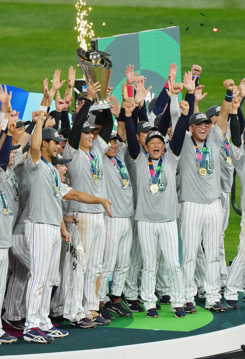 日本対米国　優勝しトロフィーを掲げる大谷（左から2人目）（撮影・垰建太）