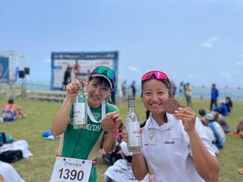 石垣島トライアスロン大会での様子。右の蔵本葵選手の手には石垣島トライアスロン大会オリジナルのメダル