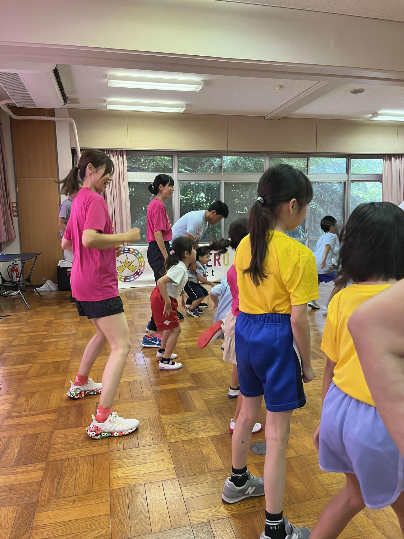 親とともにダンスする子供たち