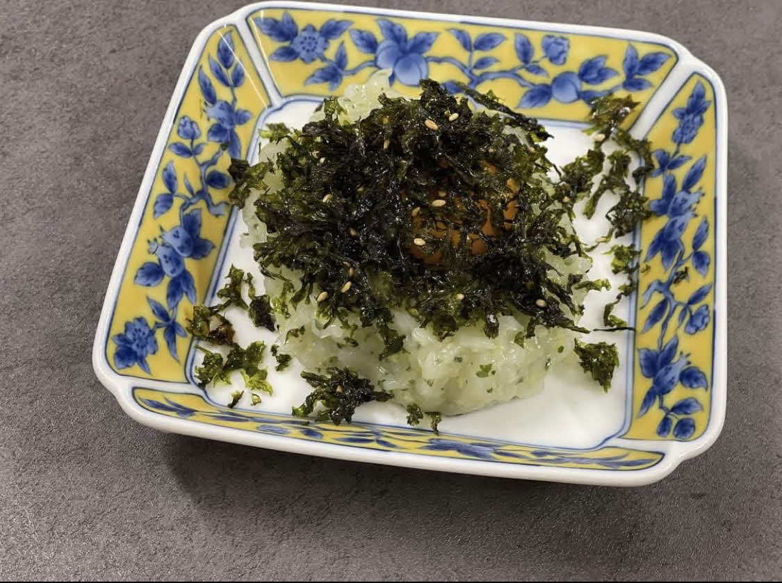 イカのなめろうに卵黄と韓国海苔をプラス