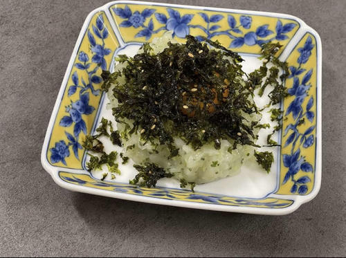 イカのなめろうに卵黄と韓国海苔をプラス