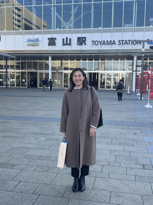 富山駅前に立つ筆者