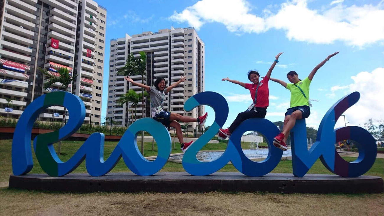 リオ五輪の選手村でポーズ
