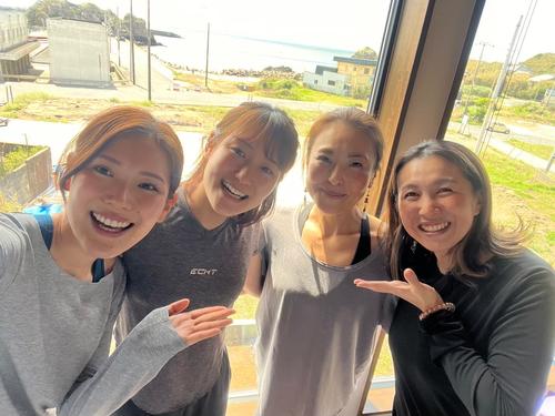 右端が筆者　右から2人目がヨガインストラクターの若山みどりさん