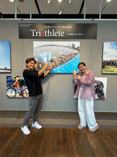 トライアスロン報道写真展「Triathleteトライアスリート-限界のその先へ-」左は写真家の竹見脩吾さん