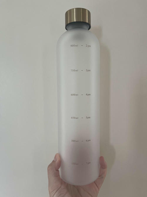 意識して水分補給。最近はこういうボトルが売っているので活用しています。エコにもつながります
