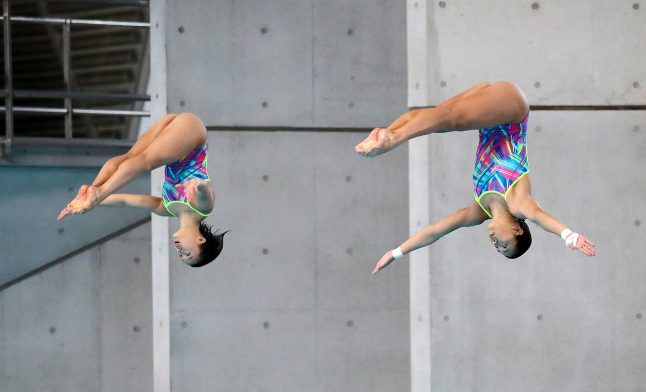 女子シンクロ板飛び込み決勝、演技する宮本（左）と榎本（撮影・鈴木正人）