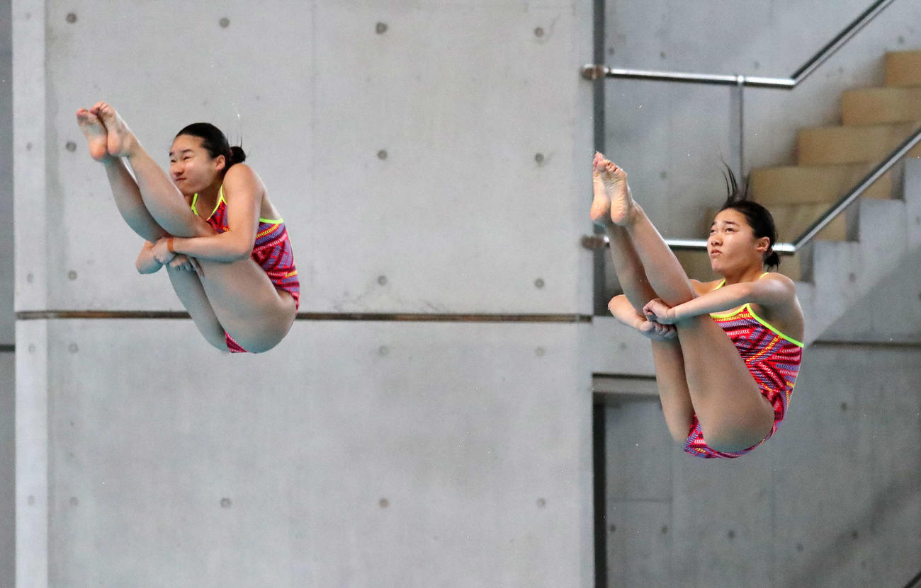女子シンクロ板飛び込み決勝に出場した金戸（左）と安田