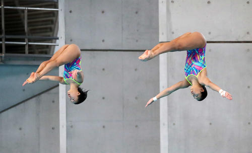女子シンクロ板飛び込み決勝、演技する宮本(左)と榎本(撮影・鈴木正人)