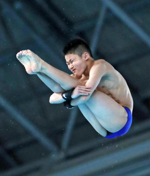 男子高飛び込み決勝、演技する玉井（撮影・鈴木正人）