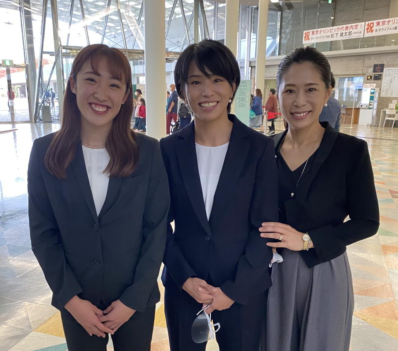 （左から）森ひかる選手、松本薫さんと一緒に